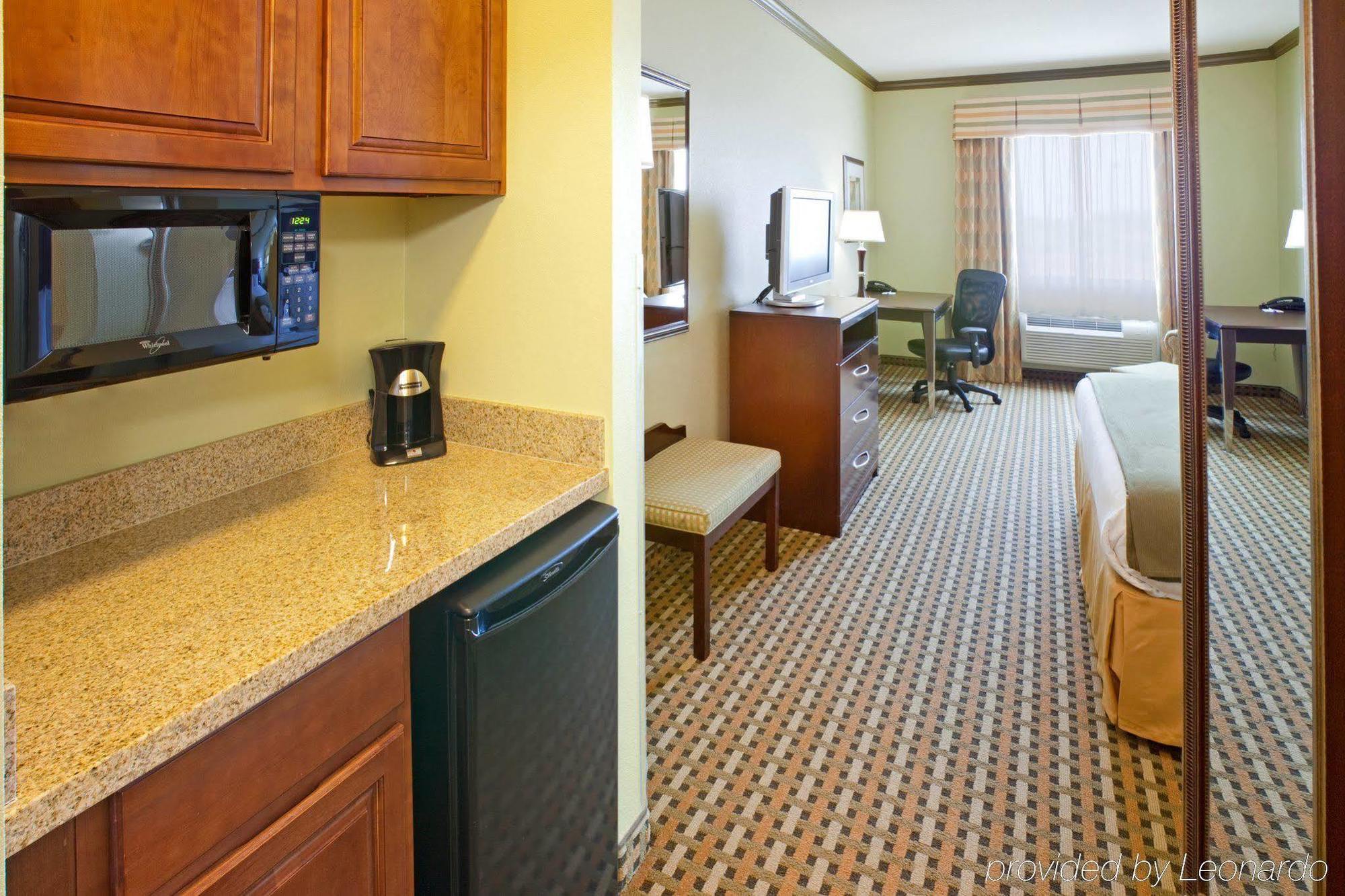 Holiday Inn Express & Suites Fort Worth - Fossil Creek By Ihg Номер фото